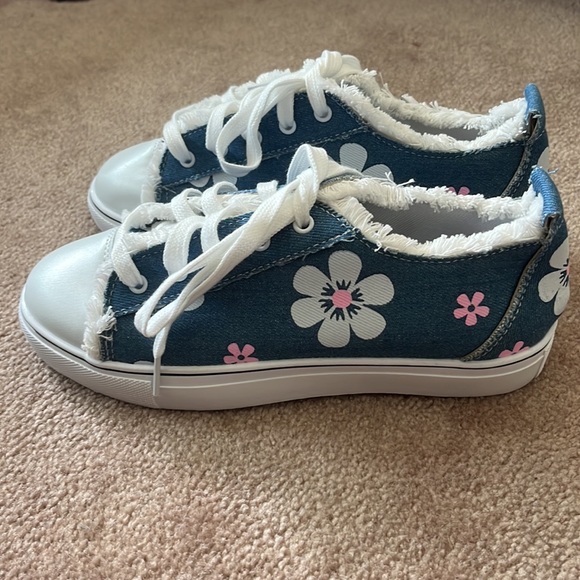 Faux Converse Womens Denim Flower Patch Sneakers - Picture 3 of 8